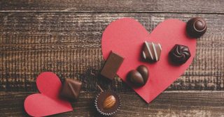チョコを送る日本のバレンタインはおかしい？歴史や海外の風習、経済的な側面について