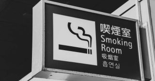 喫煙所の看板の画像