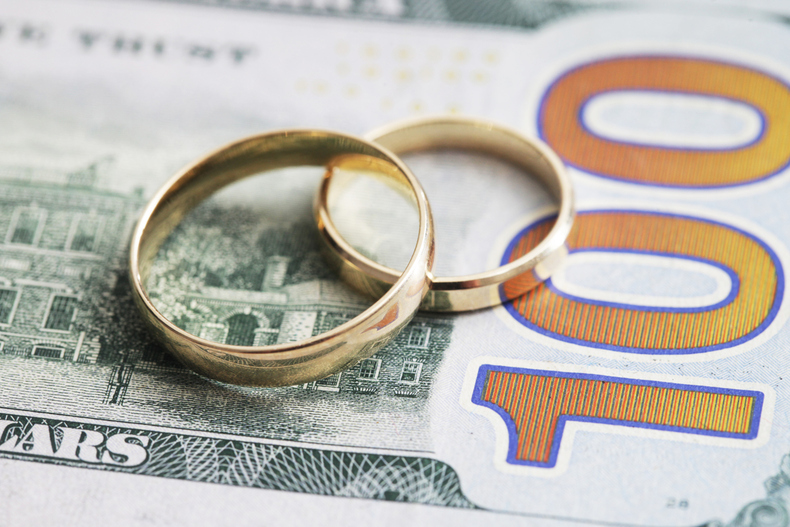 結婚の経済効果は大きな市場？日本の経済復活の鍵だった？